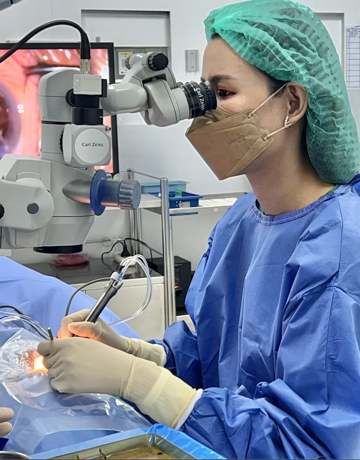 พญ.อรัชพร ทับทิมทอง จักษุแพทย์เฉพาะทางด้านกระจกตา ผ่าตัดต้อกระจก กรุงเทพ Carl Zeiss
