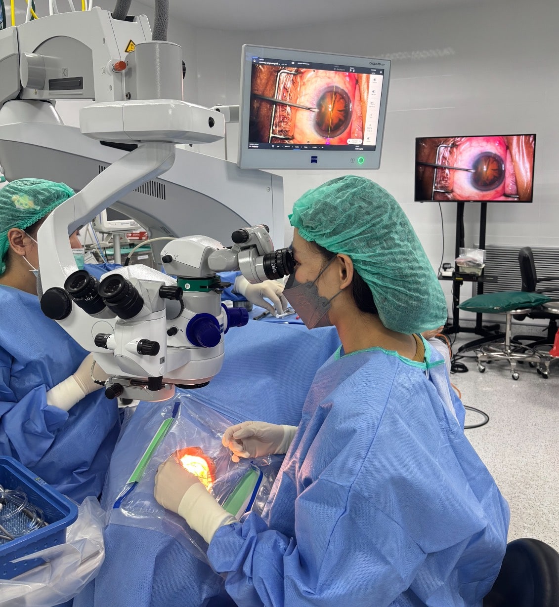 หมอหญิง ผ่าตัดต้อกระจก Premium IOL กระจกตา Carl Zeiss กรุงเทพ